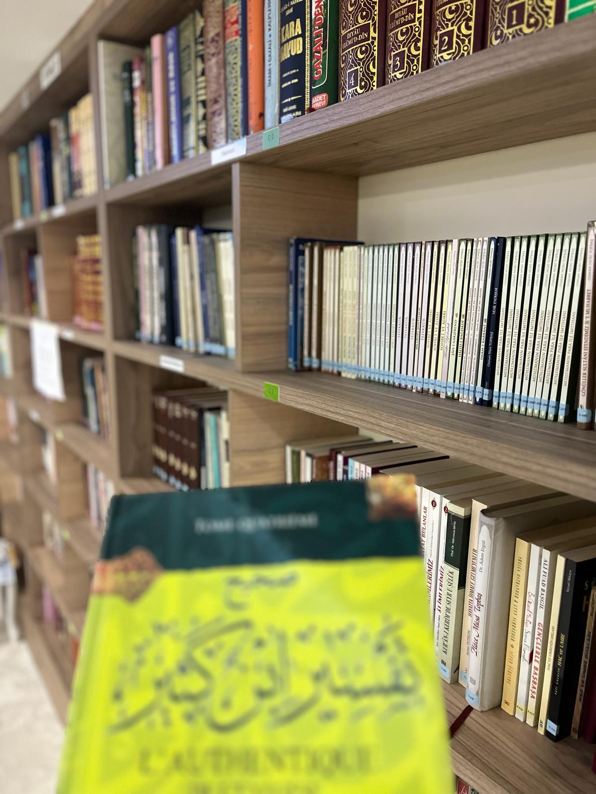 Allée de bibliothèque baignée de lumière chaude, le savoir transmis de génération en génération